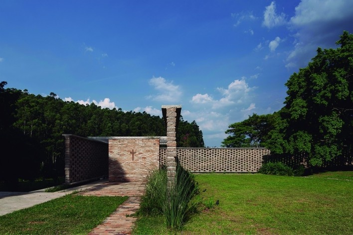 Capela Inga-Mirim, Itupeva SP Brasil, 2018. Arquitetos Francisco Rivas, Rodrigo Messina e Guadalupe Sappia / Messina <br />Foto Federico Cairoli 