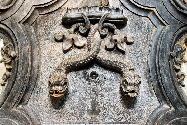 Serpentes entrelaçadas esculpidas em pedra sabão, detalhe de lavabo de sacristia, propriedade da Arquidiocese de Mariana MG, 2014<br />Foto Elio Moroni Filho 