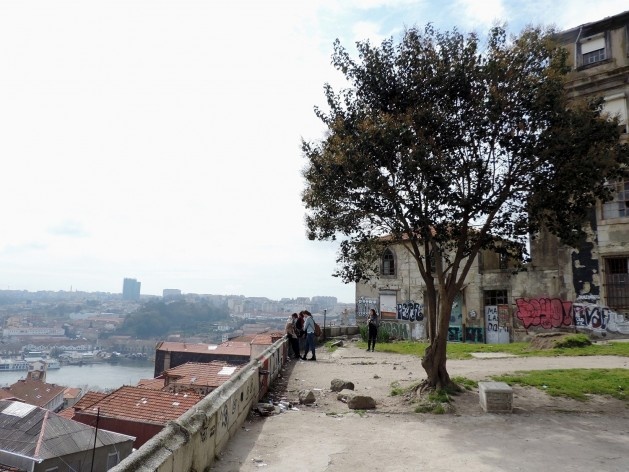 Porto, Miradouro da Vitória, largo e casarões fechados e degradados, apesar da espetacular vista panorâmica<br />Foto Andréa da Rosa Sampaio, 2016 