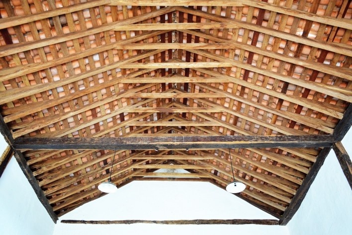 Capela de São João Batista, estrutura de telhado em caibro armado, extinto Arraial do Ferreiro, Goiás Velho GO, 2014<br />Foto Elio Moroni Filho 