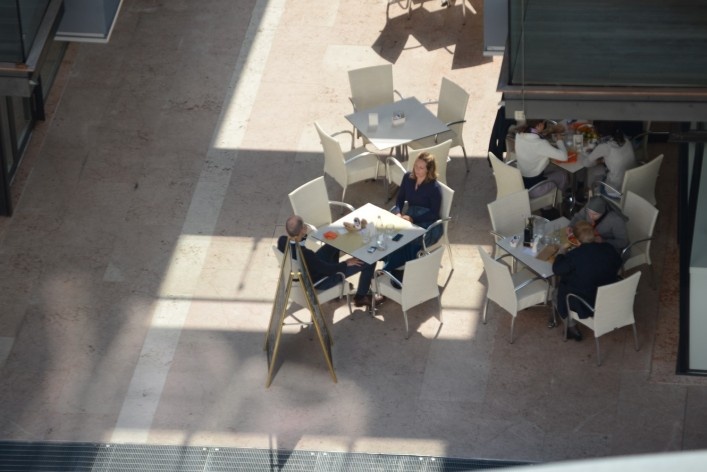 Aspecto de café no térreo em edificação contígua ao MUSE. 
<br />Foto Fabio Jose Martins de Lima 