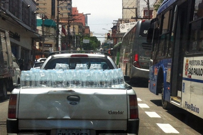 Utilitário carregado de água, bairro de Pinheiros, São Paulo<br />Foto Ciça Gorski 