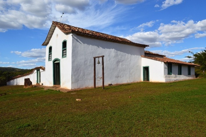 Capela de São João Batista, sineira em estrutura autônoma de madeira, extinto Arraial do Ferreiro, Goiás Velho GO, 2014<br />Foto Elio Moroni Filho 