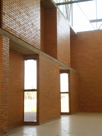 Cootrapar – cooperativa de trabajadores de aceros del paraguay. Interior salón de eventos. Arq. Luis Alberto Elgue y Arq. Cynthia Solis Patri. Villa Hayes, Paraguay. 2007 – 2008.