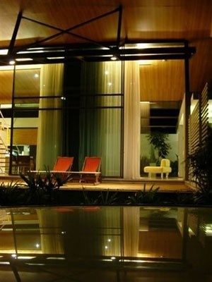 Estar com jardim interno e cozinha ao fundo<br />Imagem dos autores do projeto 