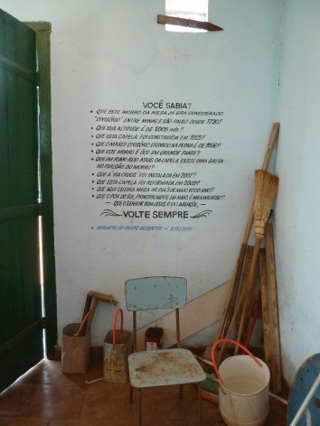 Capela no Morro da Mesa, informações no interior<br />Foto Michel Gorski 