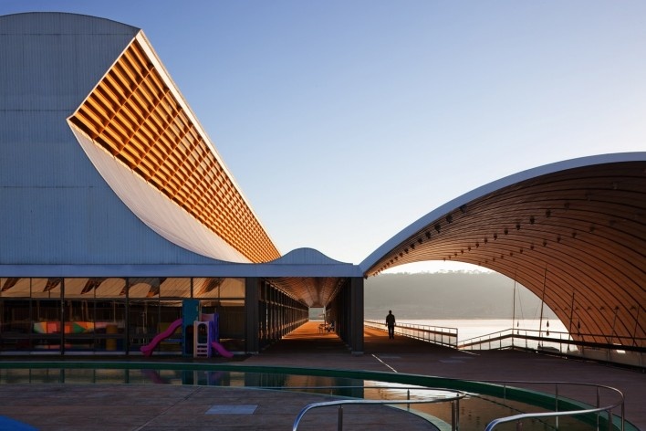 Sarah Brasília Lago Norte, galpão para esportes náuticos, Brasília DF<br />Foto Nelson Kon  [LIMA, João Filgueiras (Lelé). "Arquitetura - uma experiência na área da saúde"]