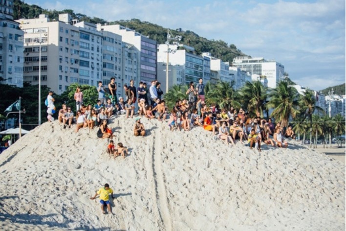 A praia e o tempo, praia de Copacabana, Rio de Janeiro RJ Brasil, 2018. Arquiteto Pedro Varella / Gru.a Arquitetos<br />Foto divulgação / disclosure image  [Acervo / Collection Gru.a Arquitetos]