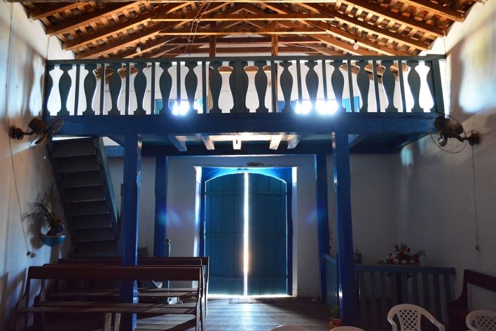 Capela de Nossa Senhora do Rosário, coro com balaústres planos lateralmente simétricos de inspiração renascentista, Arraial da Barra, Goiás Velho GO, 2014<br />Foto Elio Moroni Filho 