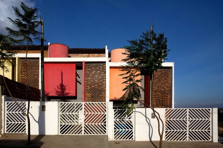 Sobrados Novo Jardim, Caruaru PE, 2016. Arquitetos Pablo Patriota, Bernardo Lopes e Mariana Caraciolo (autores) / Jirau Arquitetura<br />Foto/photo Antonio Preggo 