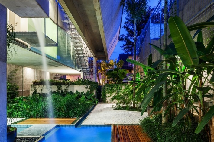 Casa de fim de semana em São Paulo. Arquiteto Angelo Bucci / SPBR<br />Foto Nelson Kon 