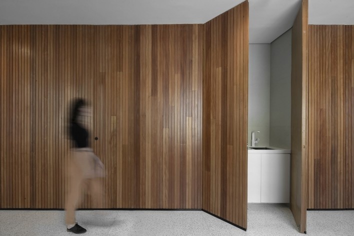 Casa Floresta, Belo Horizonte MG Brasil, 2021. Arquitetos Zargos Rodrigues, Rodrigo Pereira, Frederico Rodrigues, Carla Deltreggia, Ika Okamoto, Letícia Armond, Nathalia Melo e Laís Parreiras (autores) / Estúdio Zargos<br />Foto Jomar Bragança 