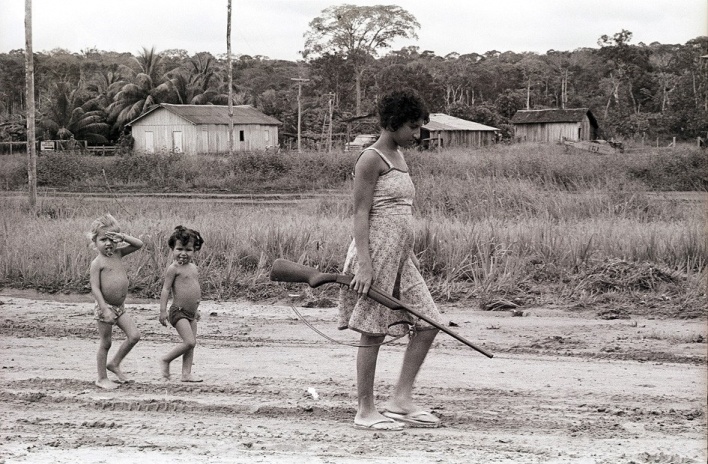 Mãe com meninas, Cacoal RO<br />Foto Kim-Ir-Sen 
