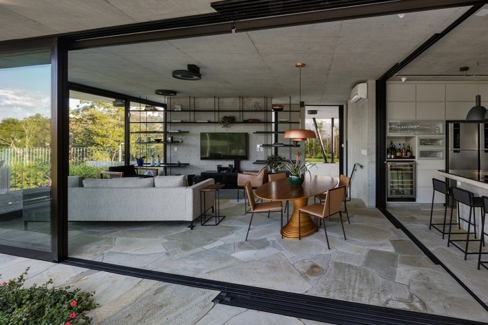 Casa LLF, São José dos Campos SP Brasil, 2019. Arquitetos João Paulo Daolio e Thiago Natal Duarte (autores) / Obra Arquitetos<br />Foto/photo Nelson Kon 