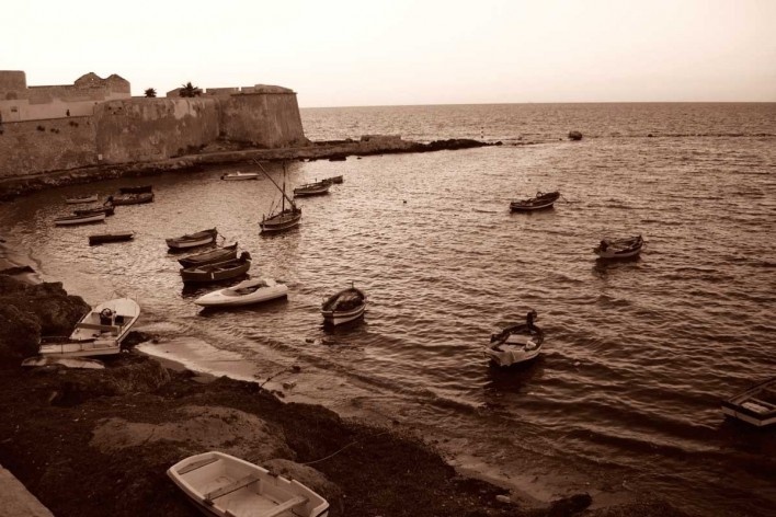 Pequenas embarcações de pescadores locais ancourados em praia na cidade de Trapani. Trapani, Itália. Agosto/2010<br />Foto Francisco Alves 