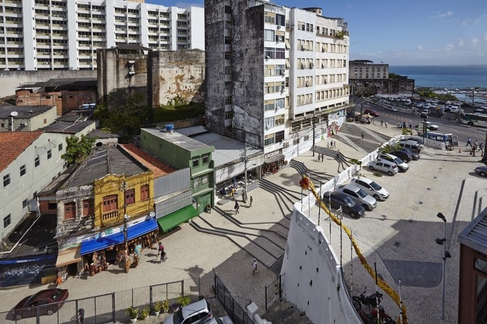Praça e ladeira da Barroquinha, vista aérea da conexão realizada pela praça. Metro arquitetos associados<br />Foto Ilana Bessler 