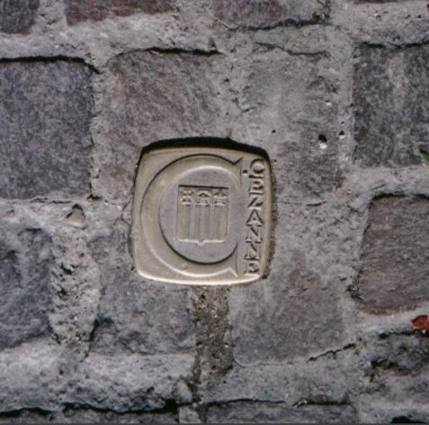 A marca da calçada indicando o circuito Cézanne, circuito Cézanne em Aix-en-Provence, 1994<br />Foto Angela Moreira 