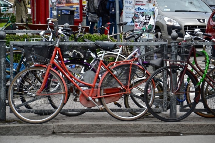 Bologna Centrale, bicicletas emparelhadas em frente a estação ferroviária<br />Foto Fabio Jose Martins de Lima 