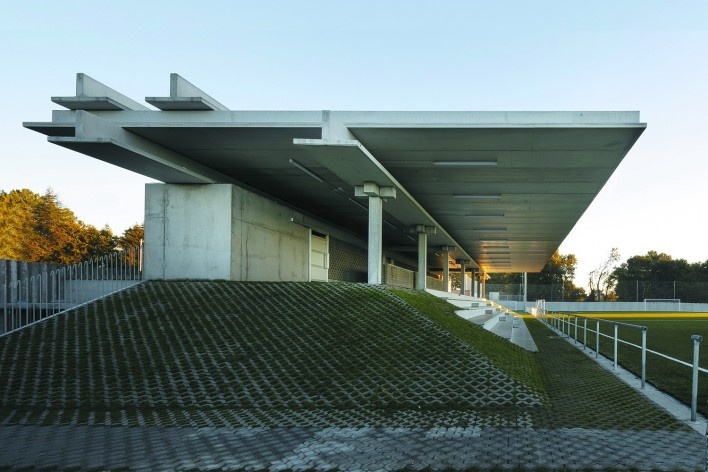 Campo de fútbol A Gandareira, Silleda, Pontevedra, España, 2018. Arquitectos Abraham Castro Neira y Carlos Alberto Pita Abad<br />Foto Juan Rodríguez 