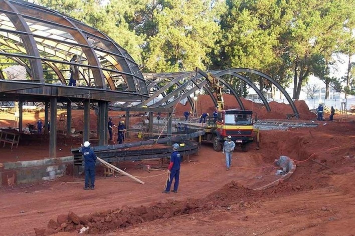 Fundação Darcy Ribeiro. Montagem da estrutura de cobertura do Beijódromo. Instituto Brasileiro de Tecnologia do Habitat, Arquiteto João Filgueiras Lima, Lelé. Brasília DF, Brasil, 2010