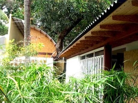 Figura 2 - Vista do pátio da clínica. Biblioteca e detalhe do costelamento em OSB no primeiro plano. Dependência dos jovens ao fundo<br />Imagem dos autores do projeto 