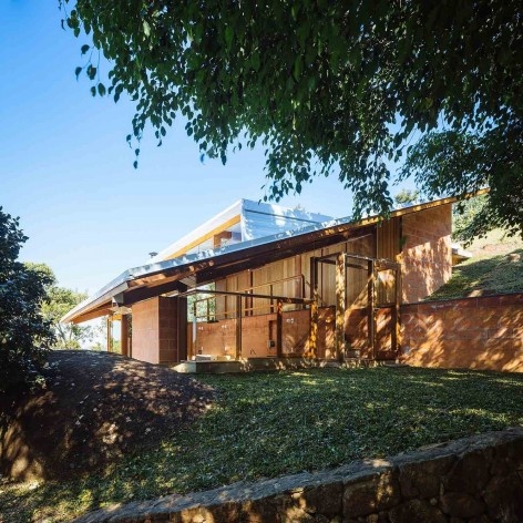 Casa de meia encosta, São Francisco Xavier SP, 2013. Arquitetos Denis Joelsons e Gabriela Baraúna Uchida<br />Foto Pedro Kok 