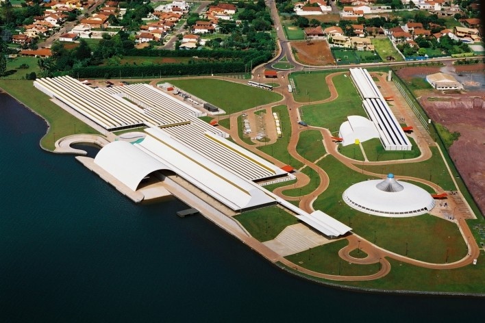 Sarah Brasília Lago Norte, vista aérea, Brasília DF<br />Foto divulgação  [LIMA, João Filgueiras (Lelé). "Arquitetura - uma experiência na área da saúde"]