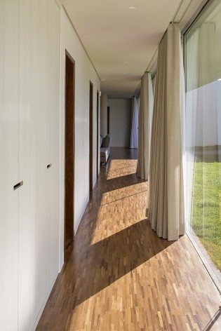 Casa Torreão, corredor dos quartos, Brasília DF, arquitetos Daniel Mangabeira, Henrique Coutinho e Matheus Seco<br />Foto Haruo Mikami 