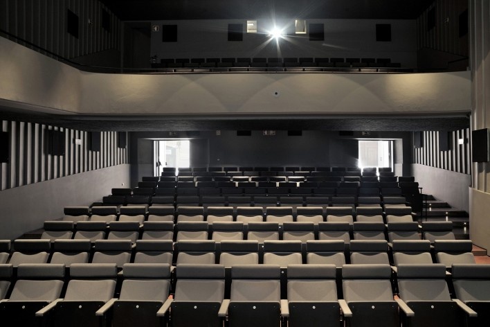 No fim da sessão, o público sai diretamente da sala para a rua – da escuridão do cinema para a luz da cidade<br />Foto Laura Castro Caldas & Paulo Cintra 