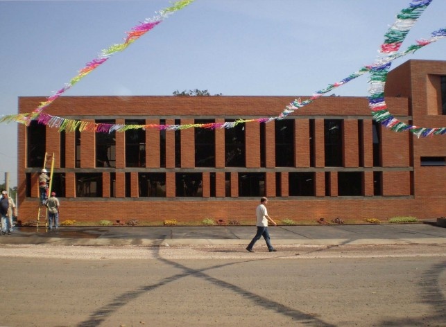 Cootrapar – cooperativa de trabajadores de aceros del paraguay. Exterior, diafragma cerâmico. Arq. Luis Alberto Elgue y Arq. Cynthia Solis Patri. Villa Hayes, Paraguay. 2007 – 2008.