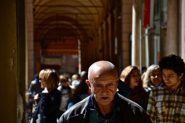 Centro Histórico de Bolonha, pedestres abrigados nos pórticos<br />Foto Fabio Jose Martins de Lima 