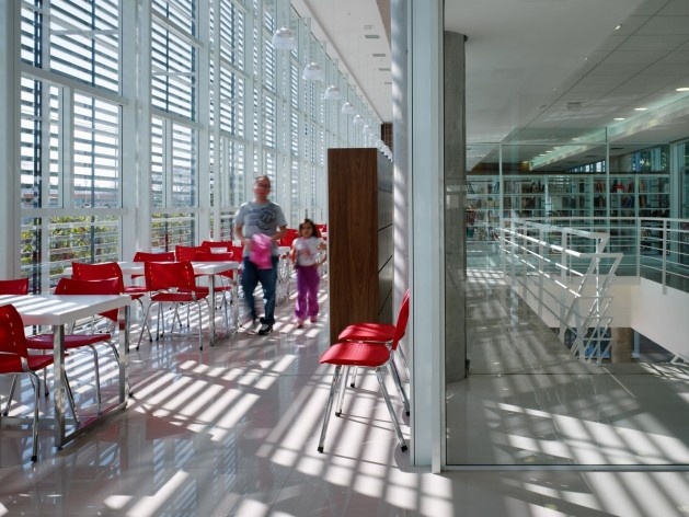 Terminal Digital do Ensino, São Caetano do Sul, 2008. Arquiteto José Augusto Aly<br />Foto Nelson Kon 