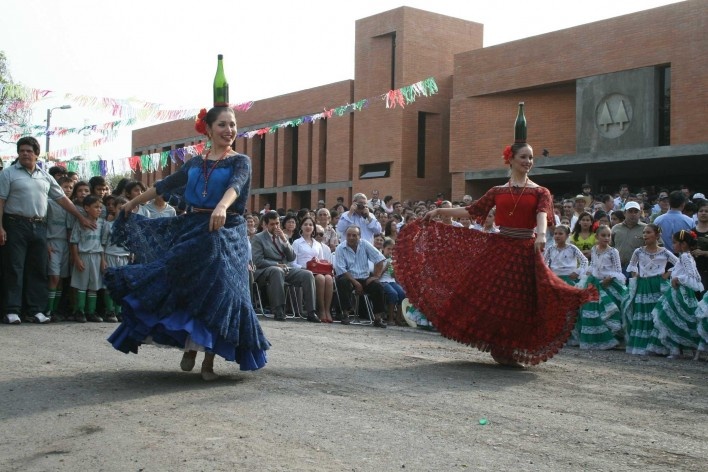 Cootrapar – cooperativa de trabajadores de aceros del Paraguay. Usos del edificio: danza de la botella. Arq. Luis Alberto Elgue y Arq. Cynthia Solis Patri. Villa Hayes, Paraguay. 2007 – 2008.