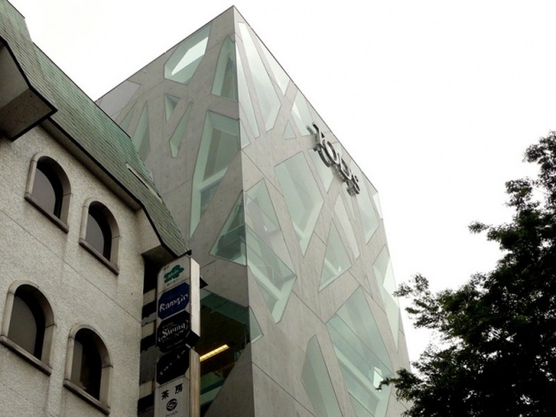 Loja Comme des Garçons, rua Omotesando, Bairro de Ginza, Tóquio. Escritório Future Systems<br />Foto Flávio Coddou 