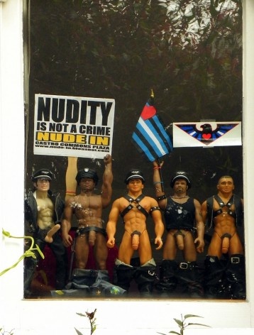 Vitrine, Castro Avenue. Janelas transformadas em vitrines, carregadas de mensagens e símbolos da reivindicação de direitos relacionados à liberalização sexual e à valorização das alteridades<br />Foto Maria Carolina Maziviero, 05/04/2014 