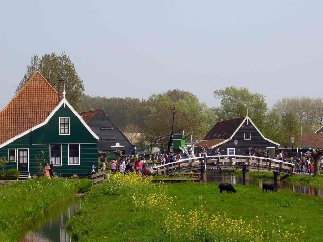 A propriedade e os armazéns em Schipperplein, entrada turística principal de Zaanse Schans<br />Foto divulgação  [SteenhuisMeurs BV]