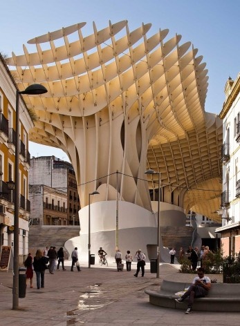 Metropol Parasol, estrutura de madeira visível a partir do arruamento próximo, Sevilha. J. Mayer H. Architects, 2004<br />Foto David Franck 