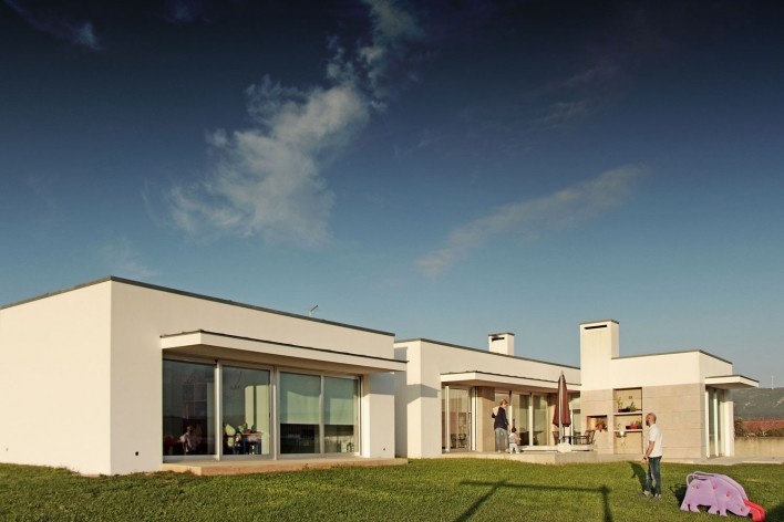 Casa na Cruz de Oliveira, 2ª fase, Benedita, Portugal. Arquiteto Pedro Fonseca Jorge<br />Foto Marcos Paixão 