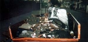 Abrigo/Manifesto para Moradores de Rua destruído e jogado na caçamba<br />Imagem do autor do projeto 