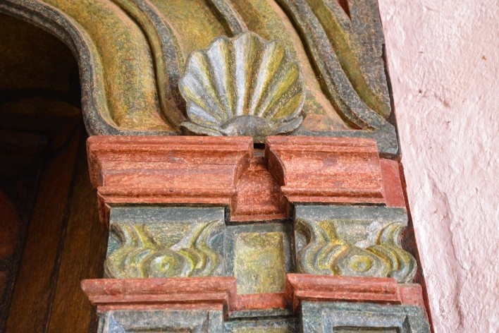 Capela de São João Batista, pormenor do retábulo do lado das epístolas, extinto Arraial do Ferreiro, Goiás Velho GO, 2014<br />Foto Elio Moroni Filho 