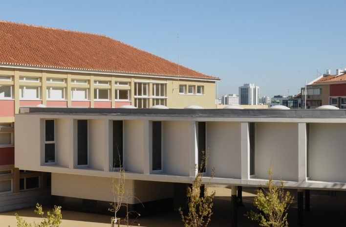 Vista da nova biblioteca, a partir do campo de jogos<br />Foto Laura Castro Caldas & Paulo Cintra 