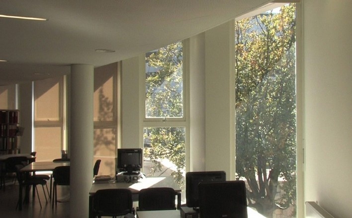 Escola Marquesa de Alorna, vista para o pátio, a partir da escadaria principal da escola, restaurada, Lisboa, 2008-2012 Vista da biblioteca
Foto João Dias (fotograma vídeo)<br />Foto Laura Castro Caldas & Paulo Cintra 