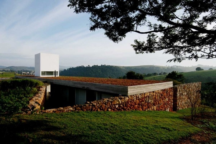 Casa em Joanopolis, inserção do projeto na paisagem, Una Arquitetos, menção honrosa categoria profissional/ obras concluídas. Joanopolis, SP, 2005-2008.