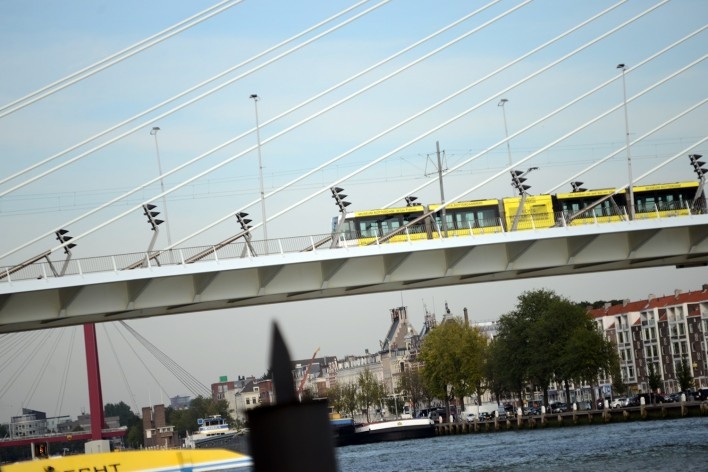 Tram e ciclistas em ponte de acesso à área do festival<br />Foto Fabio Lima 