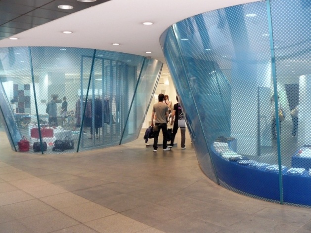 Loja Comme des Garçons, rua Omotesando, Bairro de Ginza, Tóquio. Escritório Future Systems<br />Foto Flávio Coddou 