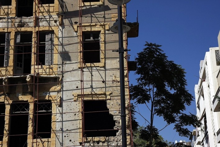 Edifício com marcas de balas da guerra civil em início de restauro, 2011<br />Foto João Cattini Maluf 