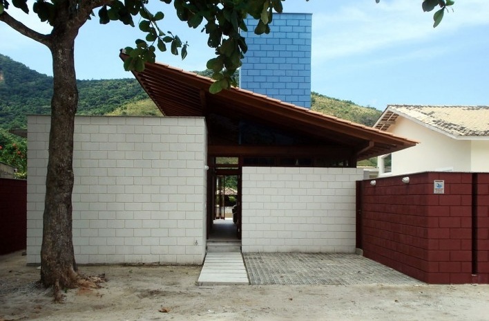Residência em Guaecá, São Sebastião SP Brasil, 2006. Arquitetos Henrique Fina, Luis Mauro Freire e Maria do Carmo Vilariño (autores) / Projeto Paulista<br />Foto Luis Mauro Freire 