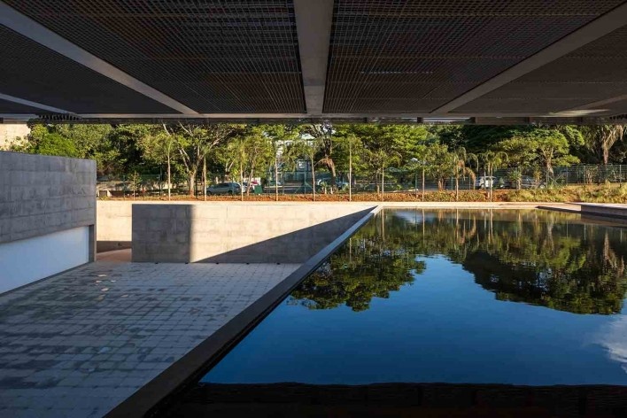Nova sede da Confederação Nacional de Municípios – CNM, Brasília DF, 2016. Arquitetos Luís Eduardo Loiola e Maria Cristina Motta / Mira Arquitetos<br />Foto Leonardo Finotti 