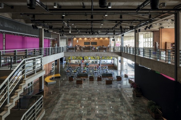 Sesc Araraquara, área de convivência, 2000. Arquitetos Abrahão Sanovicz e Edson Jorge Elito<br />Foto Leonardo Finotti 