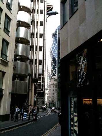 Foto 14- O Lloyd`s em primeiro plano ao lado esquerdo e o Gherkin ao fundo do lado direito